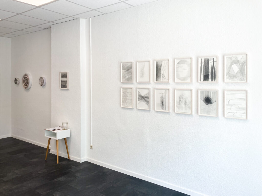 Blick in den Ausstellungsraum mit mehreren Objekten von Maria Baldaser links und Zeichnungen von Nicole Wendel rechts